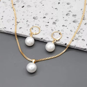 Ketting met parel en oorbellen