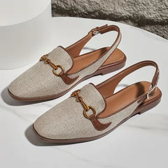 Platte sandaal met metallic gespsluiting