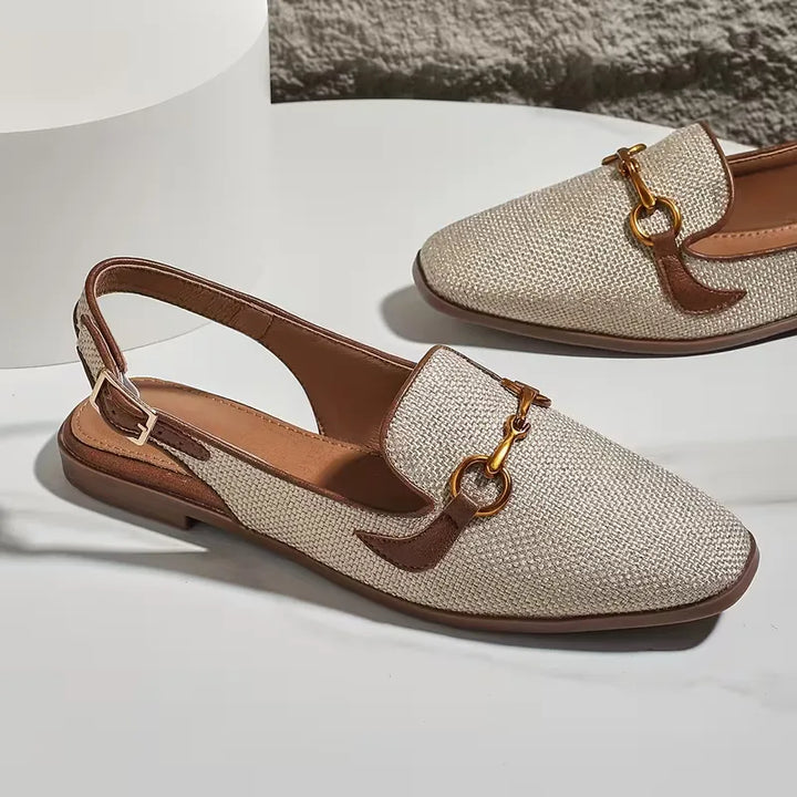 Platte sandaal met metallic gespsluiting