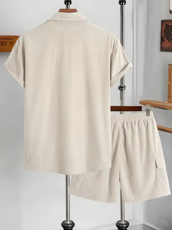 Shorts met button-up shirt
