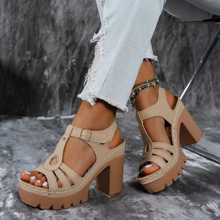 Hak sandaal met T-strap