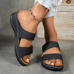 Platte sandaal met perforated straps