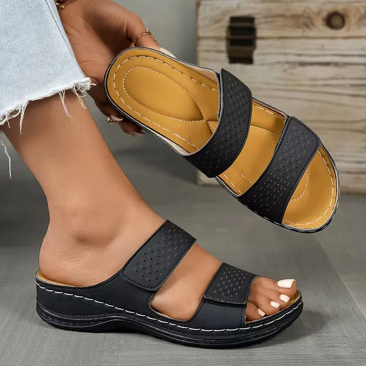 Platte sandaal met perforated straps