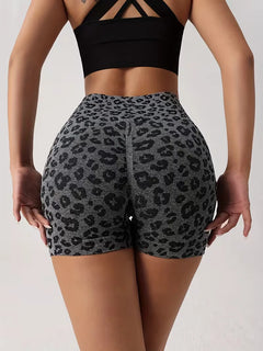 High-waisted shorts met leopard print
