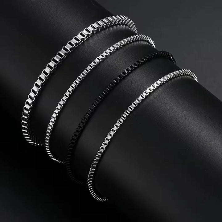 Set van vier minimalistische armbanden