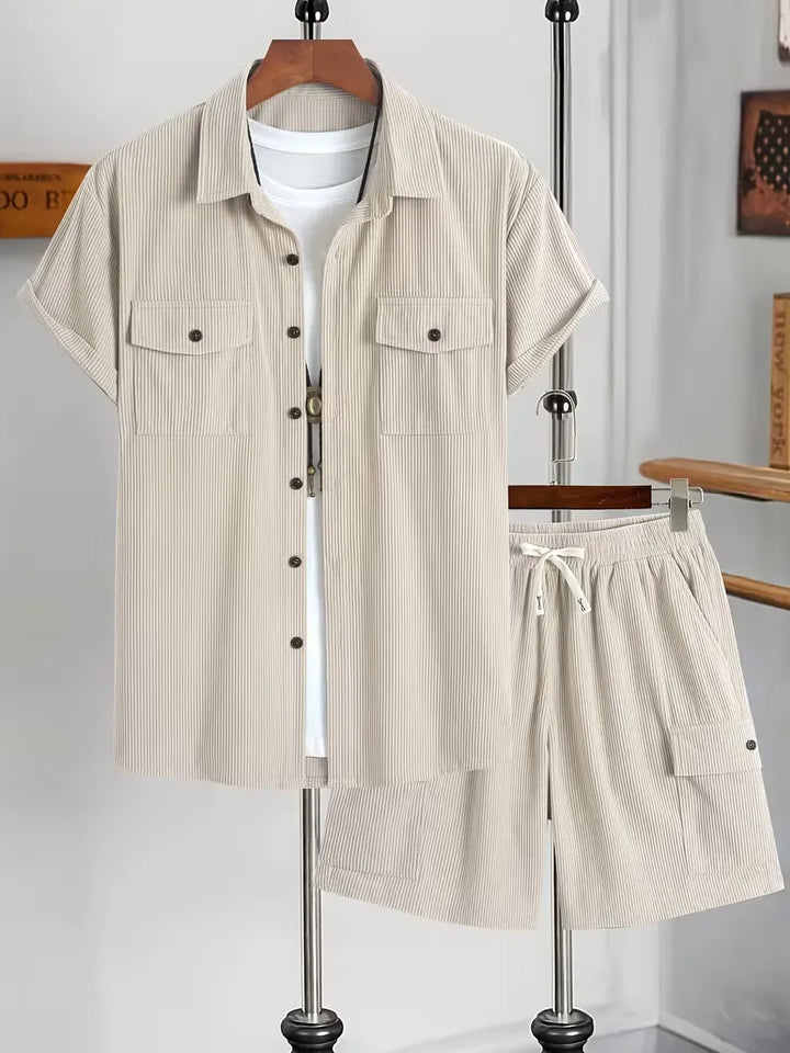 Shorts met button-up shirt