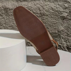 Platte sandaal met metallic gespsluiting