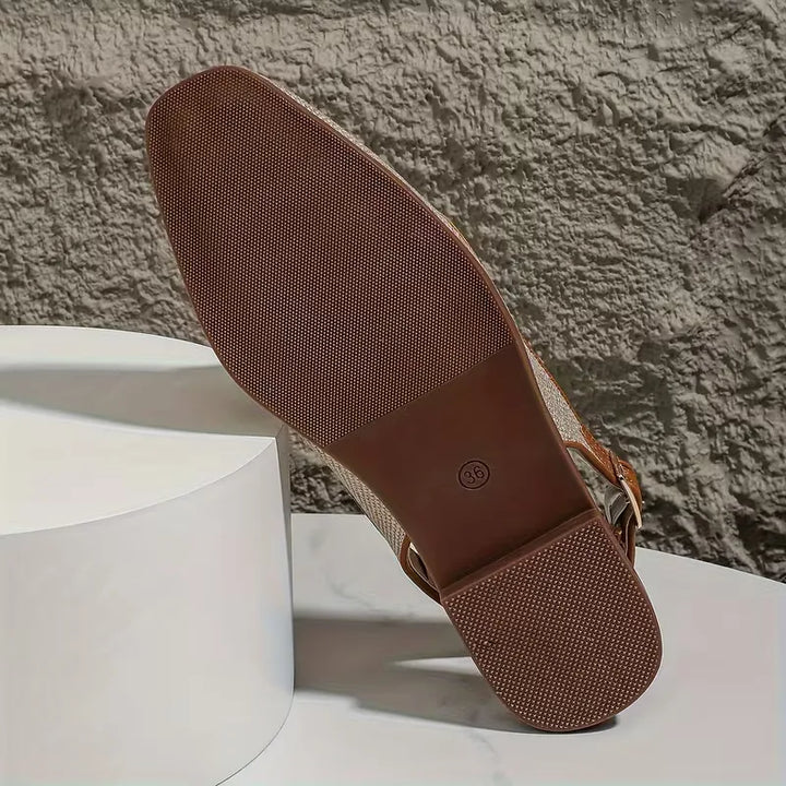 Platte sandaal met metallic gespsluiting