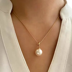 Ketting met parel en oorbellen