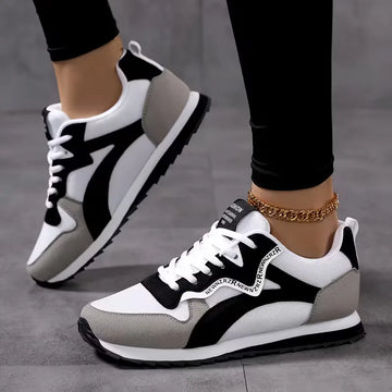 Lage sneakers met gestreept patroon
