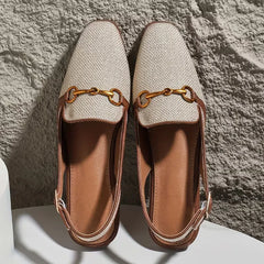 Platte sandaal met metallic gespsluiting