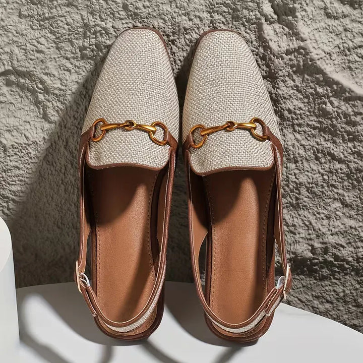 Platte sandaal met metallic gespsluiting