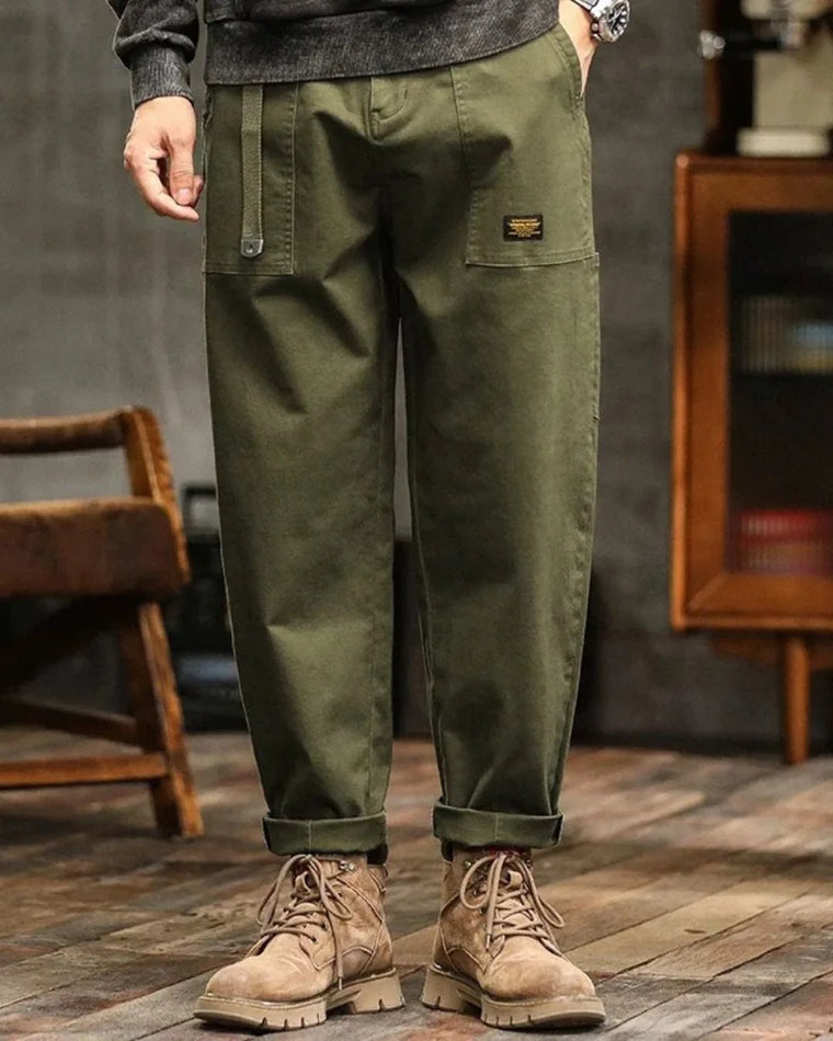 Cargo broek met veel zakken en opgerolde broekspijpen