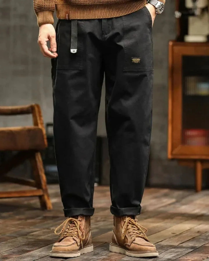 Cargo broek met veel zakken en opgerolde broekspijpen