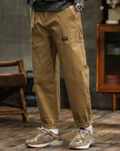 Cargo broek met veel zakken en opgerolde broekspijpen