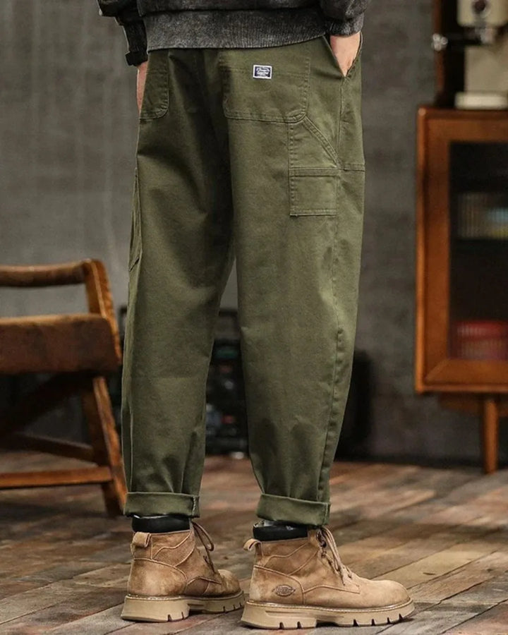 Cargo broek met veel zakken en opgerolde broekspijpen