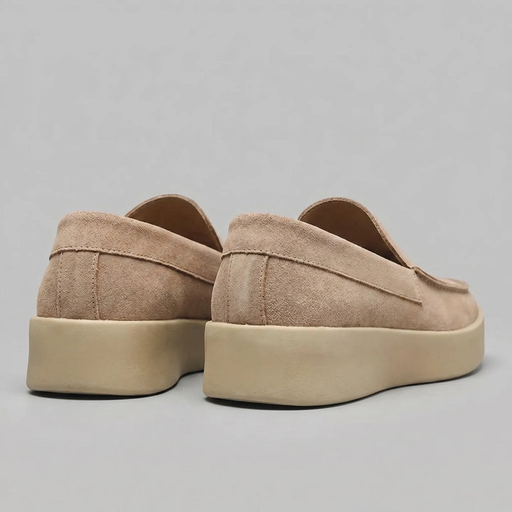 Suede loafers met contrasterende zool