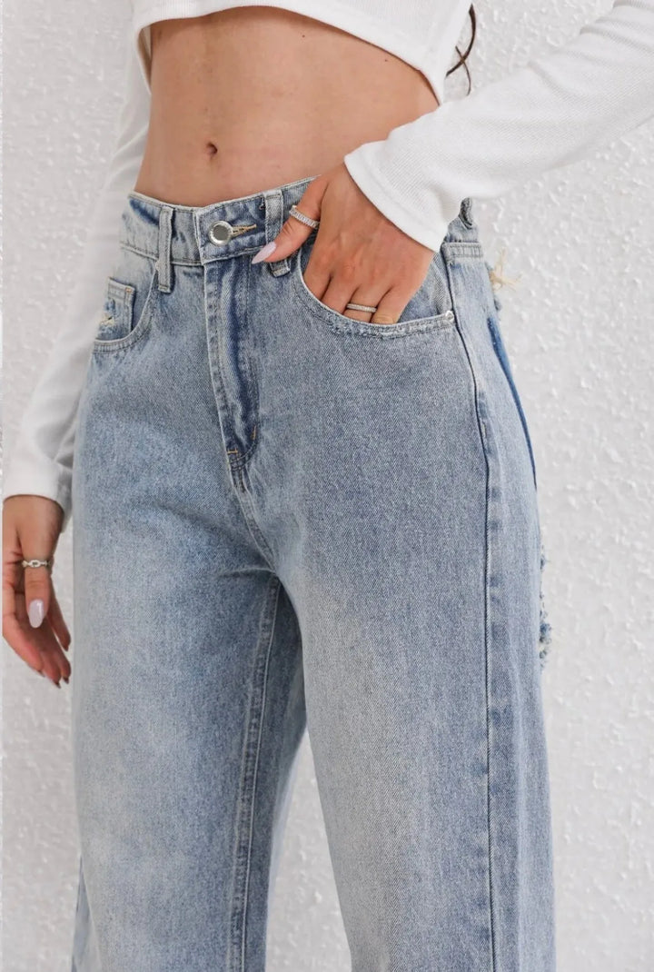 High waist jeans met gescheurde details