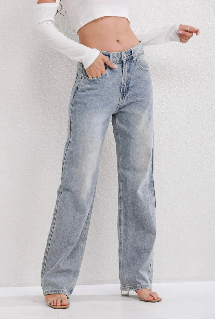 High waist jeans met gescheurde details