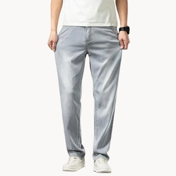 Jeans met recht gesneden pas en twee achterzakken