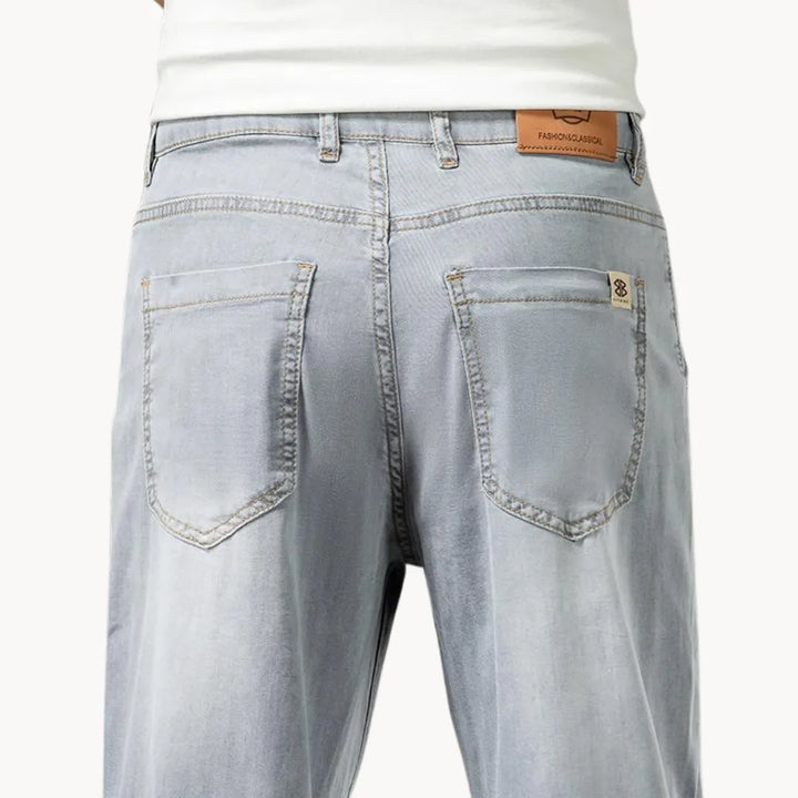 Jeans met recht gesneden pas en twee achterzakken