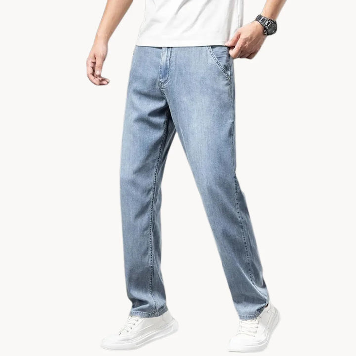 Jeans met recht gesneden pas en twee achterzakken