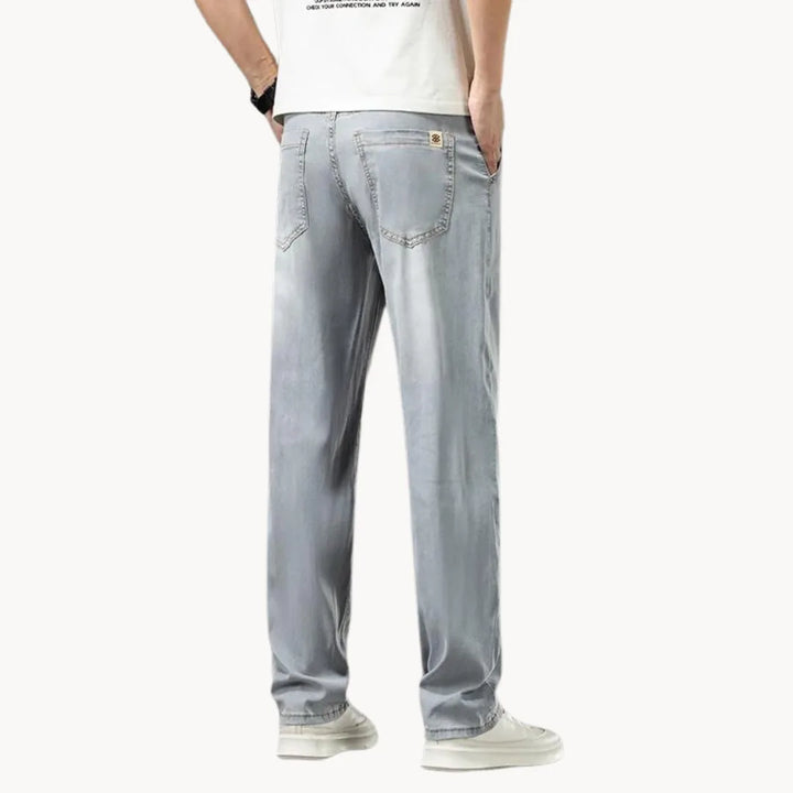 Jeans met recht gesneden pas en twee achterzakken