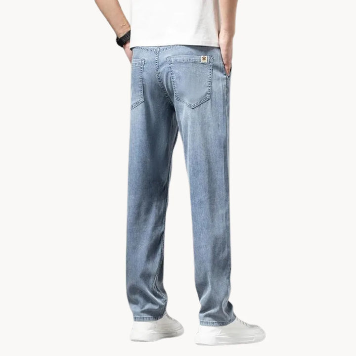 Jeans met recht gesneden pas en twee achterzakken