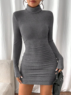Jurk met hoge col en lange mouwen in slim fit