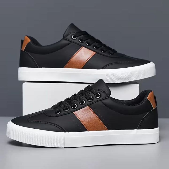 Lage sneakers met vetersluiting en suède accent