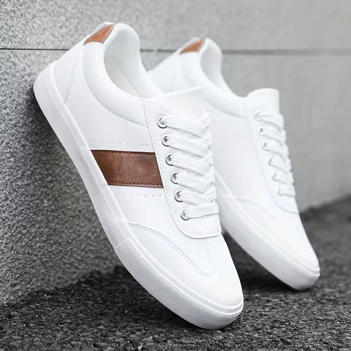 Lage sneakers met vetersluiting en suède accent