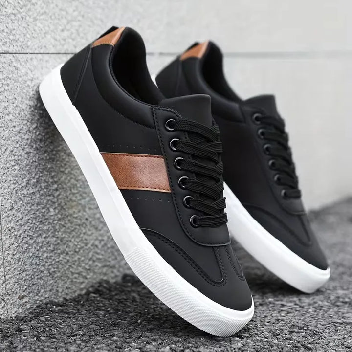 Lage sneakers met vetersluiting en suède accent