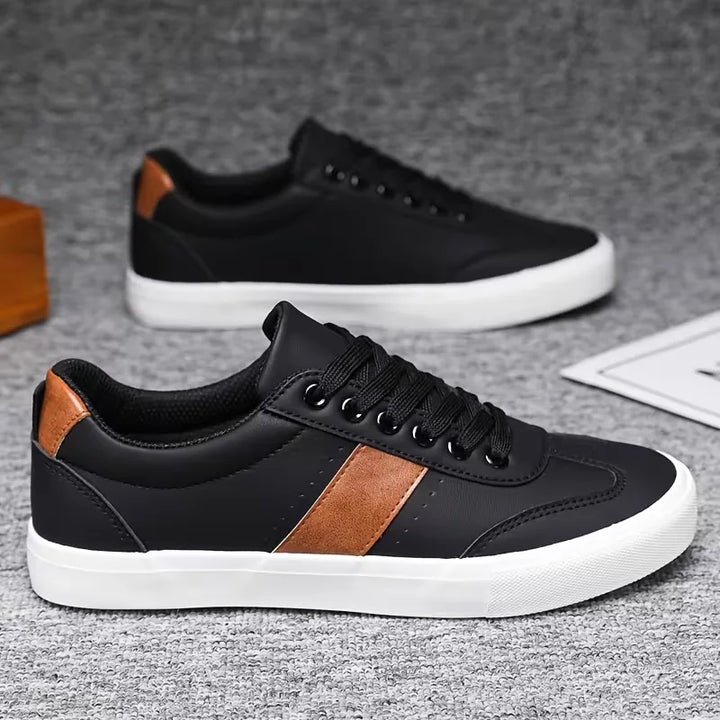 Lage sneakers met vetersluiting en suède accent