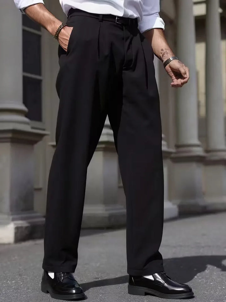 Rechte broek met geplooide details en zijzakken