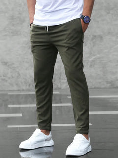 Slim fit broek met elastische taille en zijzakken