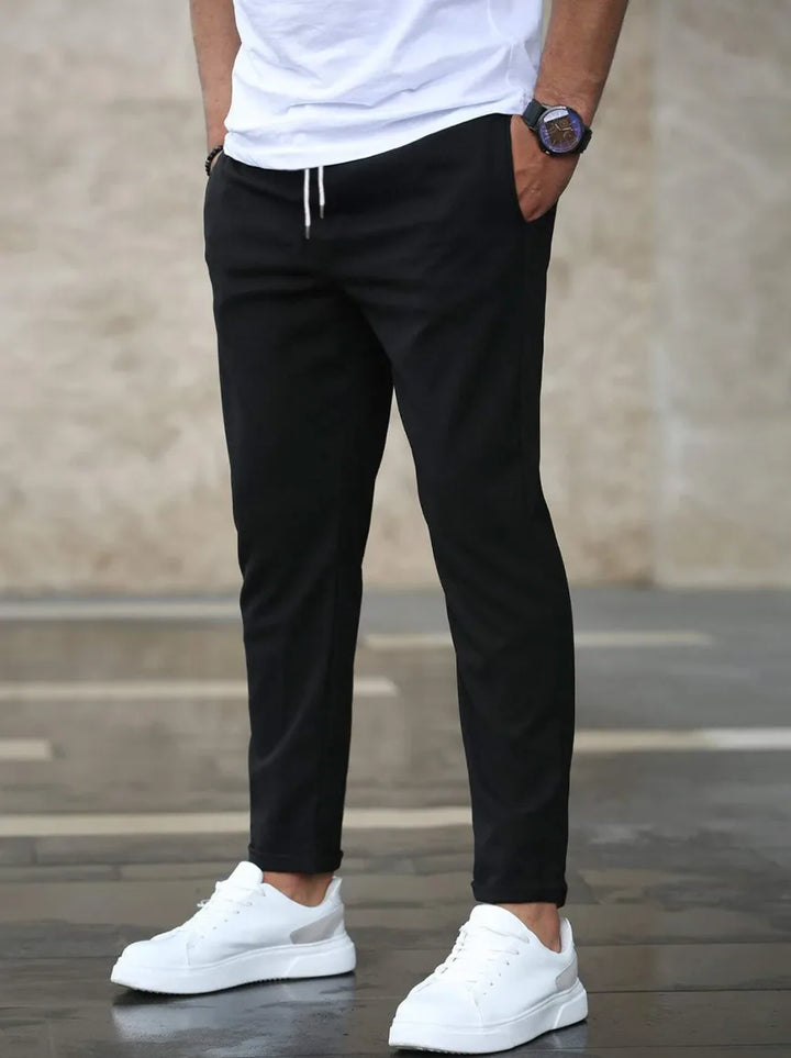 Slim fit broek met elastische taille en zijzakken