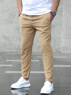 Slim fit broek met elastische taille en zijzakken