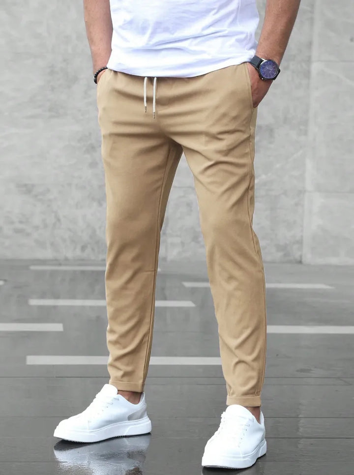 Slim fit broek met elastische taille en zijzakken