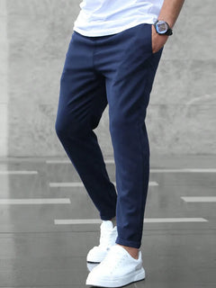 Slim fit broek met elastische taille en zijzakken