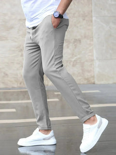 Slim fit broek met elastische taille en zijzakken