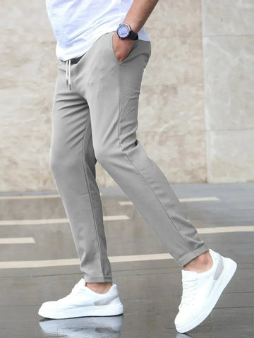 Slim fit broek met elastische taille en zijzakken
