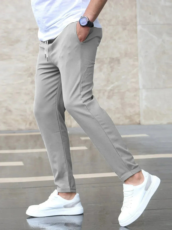 Slim fit broek met elastische taille en zijzakken