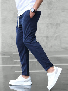 Slim fit broek met elastische taille en zijzakken