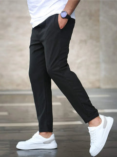 Slim fit broek met elastische taille en zijzakken