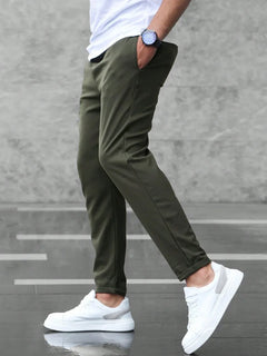 Slim fit broek met elastische taille en zijzakken