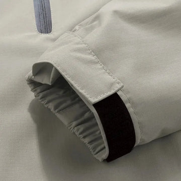 Windbreaker jas met capuchon en borstzak met rits