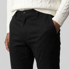 Zwarte chino met regular fit en rechte pijpen