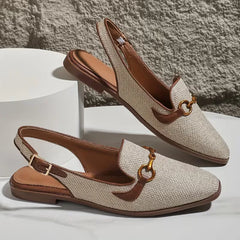 Platte sandaal met metallic gespsluiting