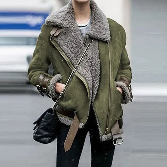 AVA | Luxe en hoogwaardige jas met bontkraag in de kleur Groen voor dames in stijl ideaal voor de herfst.