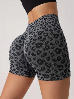 High-waisted shorts met leopard print